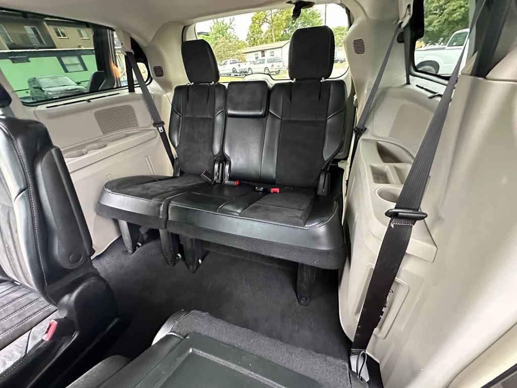 Photo 19 of this CHRYSLER TOWN & COUNTRY