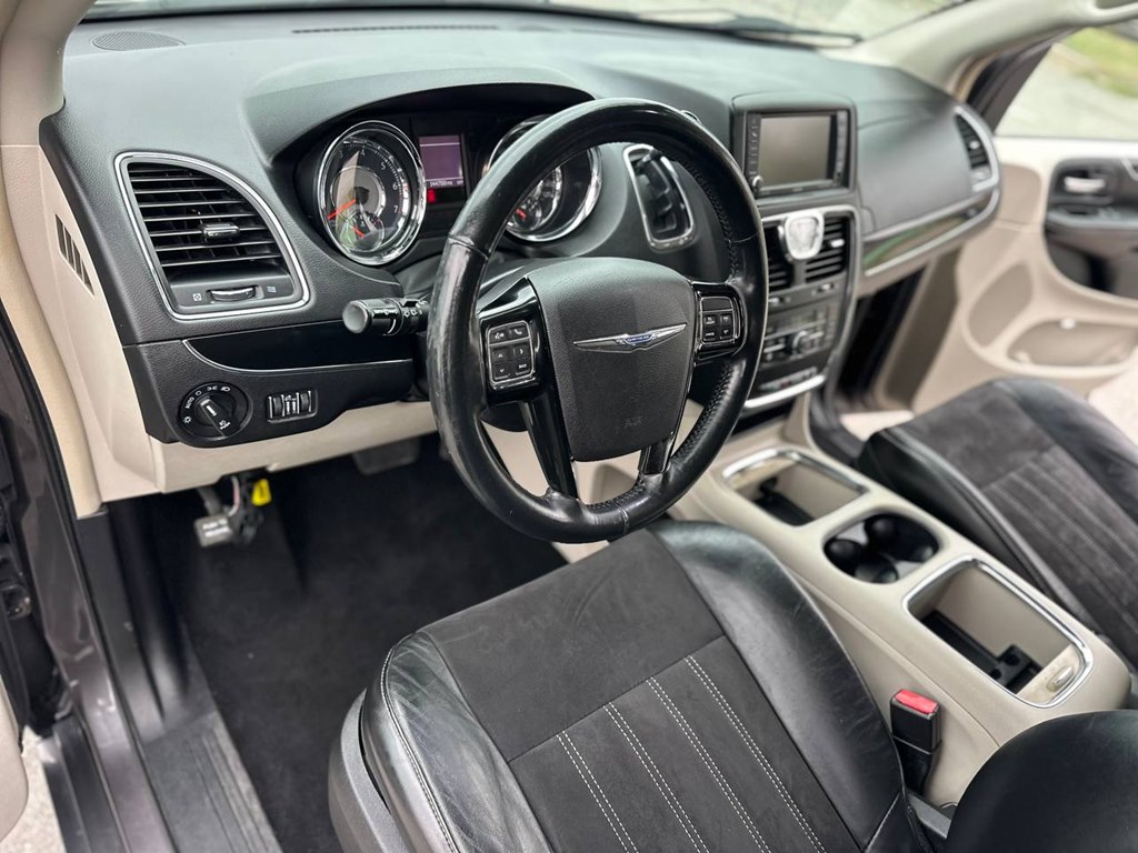 Photo 15 of this CHRYSLER TOWN & COUNTRY