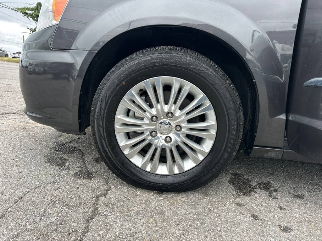 Photo 33 of this CHRYSLER TOWN & COUNTRY