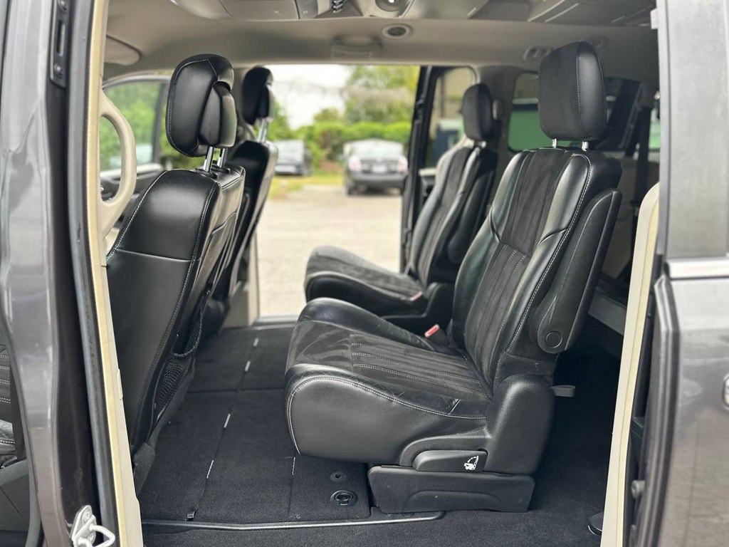 Photo 18 of this CHRYSLER TOWN & COUNTRY