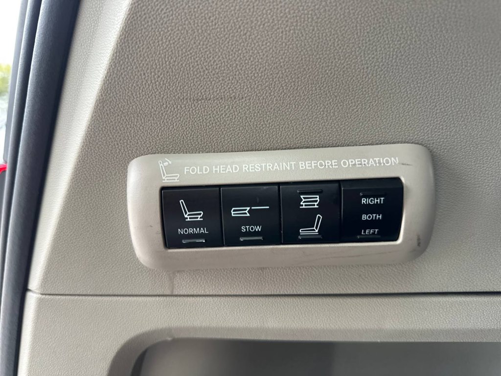 Photo 14 of this CHRYSLER TOWN & COUNTRY