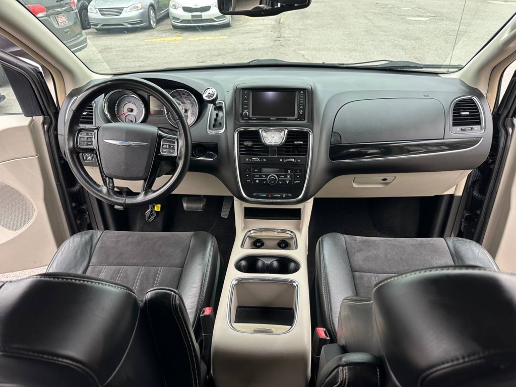 Photo 20 of this CHRYSLER TOWN & COUNTRY