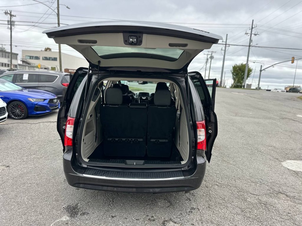 Photo 12 of this CHRYSLER TOWN & COUNTRY
