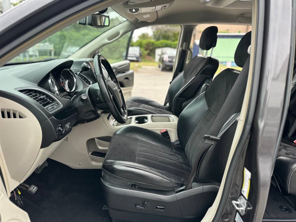 Photo 16 of this CHRYSLER TOWN & COUNTRY