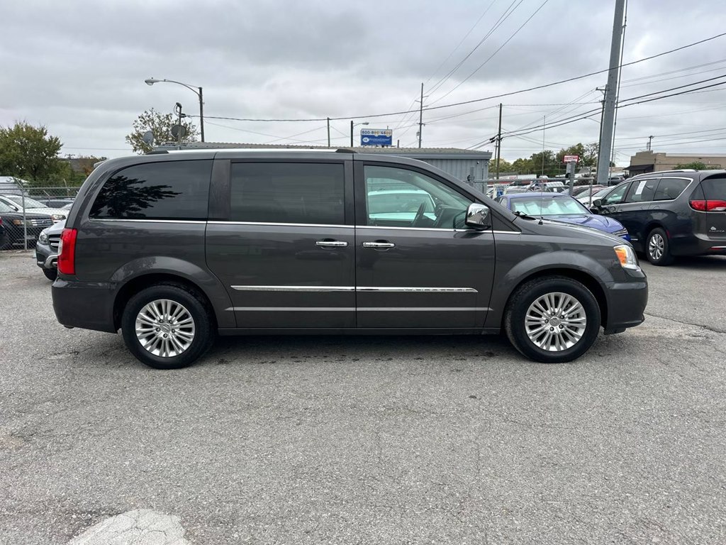 Photo 6 of this CHRYSLER TOWN & COUNTRY