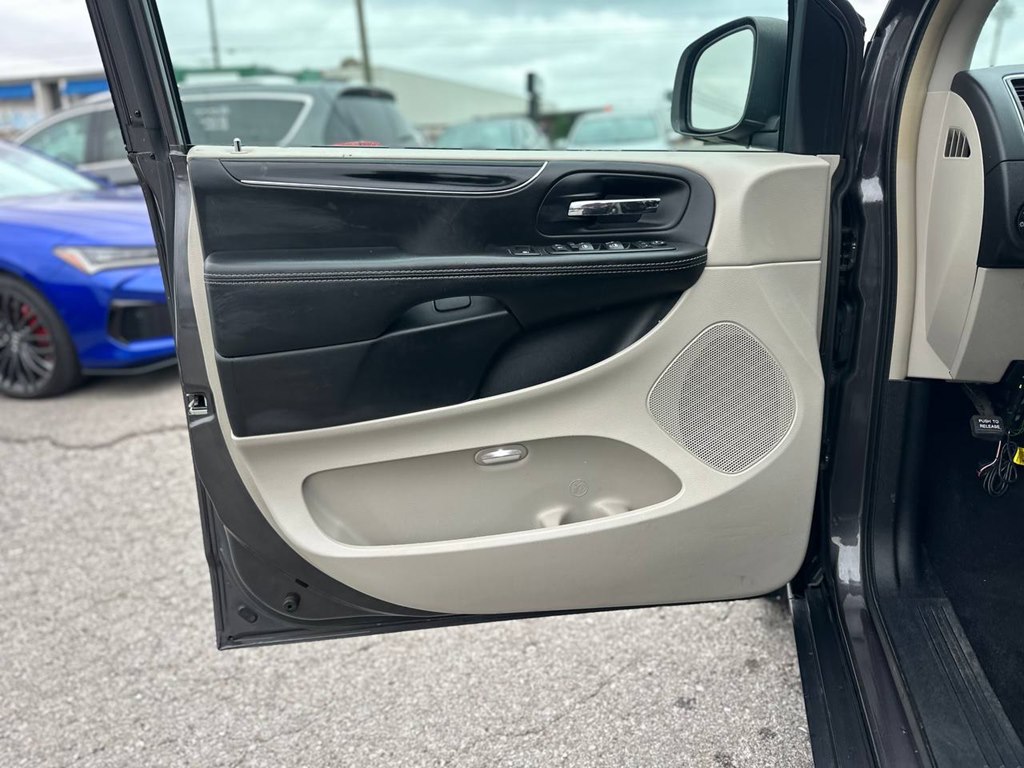 Photo 17 of this CHRYSLER TOWN & COUNTRY