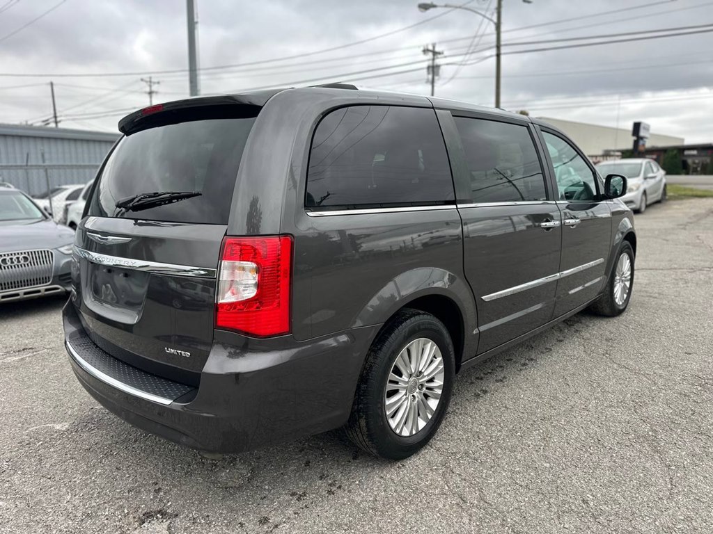 Photo 5 of this CHRYSLER TOWN & COUNTRY