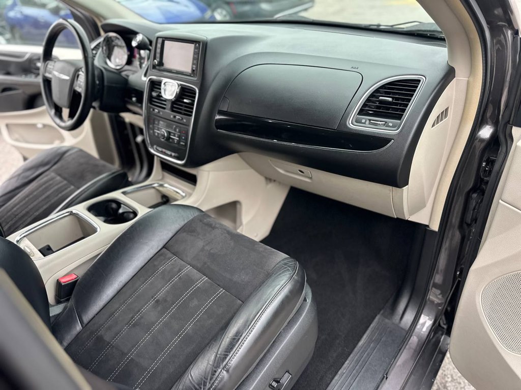 Photo 27 of this CHRYSLER TOWN & COUNTRY