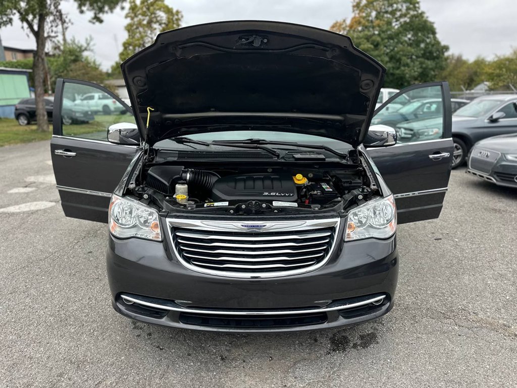 Photo 11 of this CHRYSLER TOWN & COUNTRY