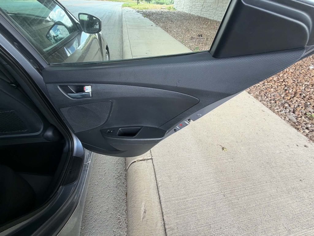 Photo 17 of this HYUNDAI VELOSTER
