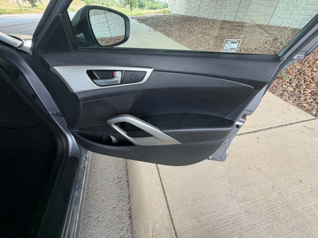 Photo 20 of this HYUNDAI VELOSTER