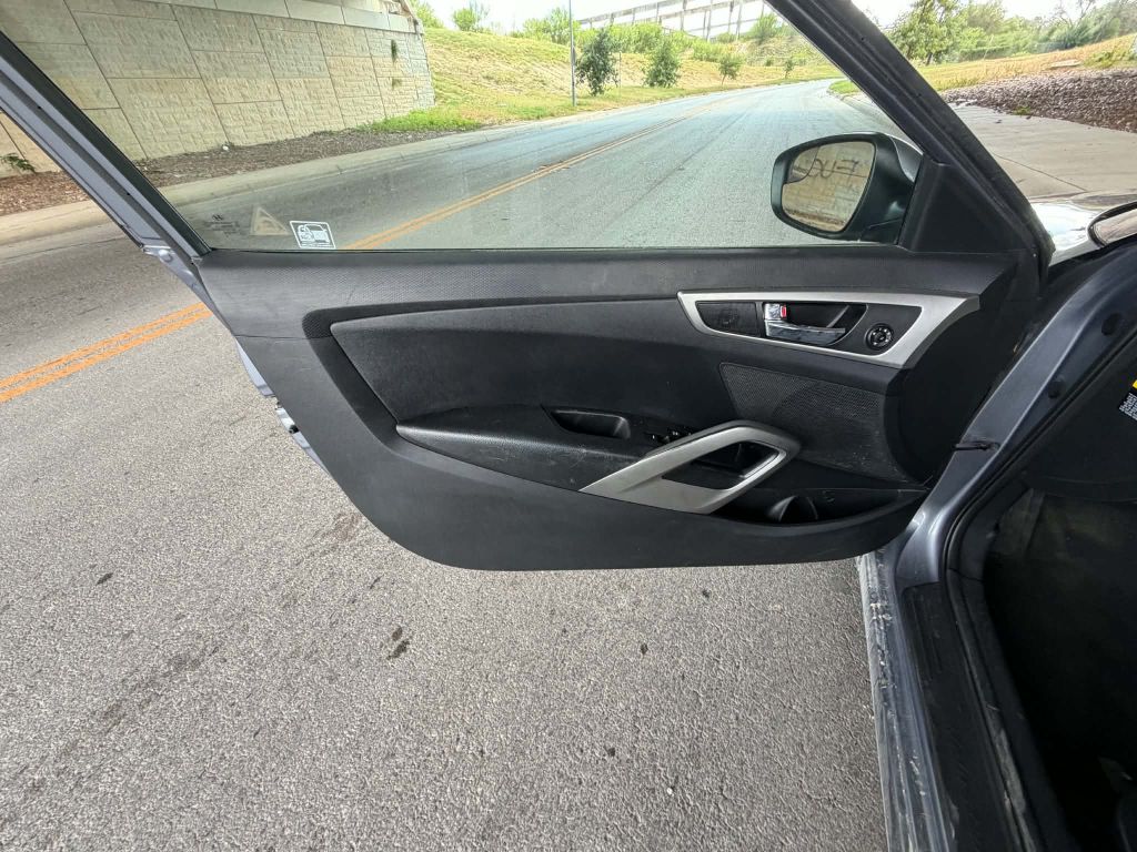 Photo 16 of this HYUNDAI VELOSTER