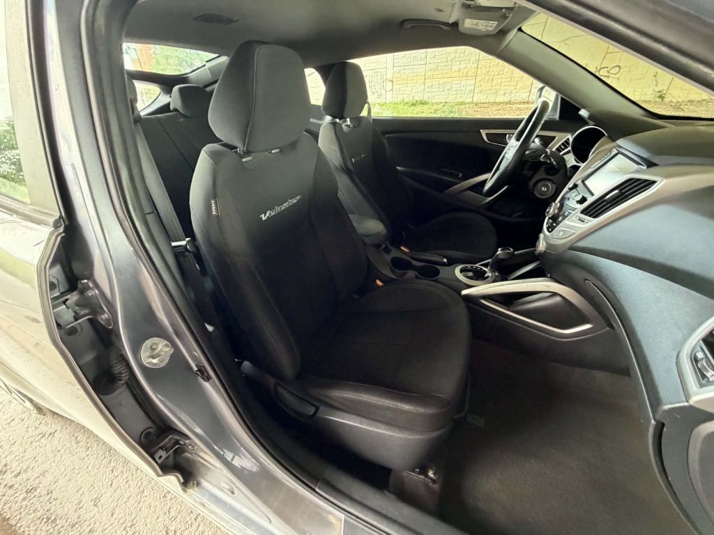 Photo 18 of this HYUNDAI VELOSTER