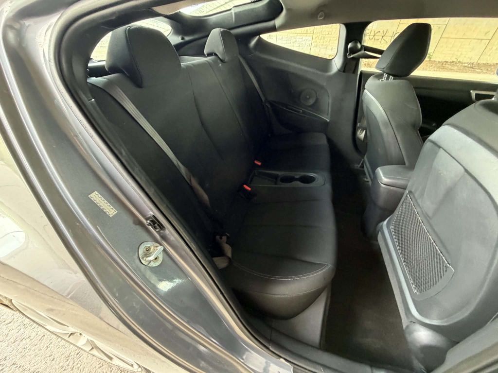 Photo 15 of this HYUNDAI VELOSTER