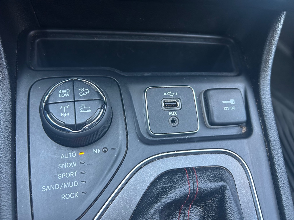 Photo 23 of this JEEP CHEROKEE