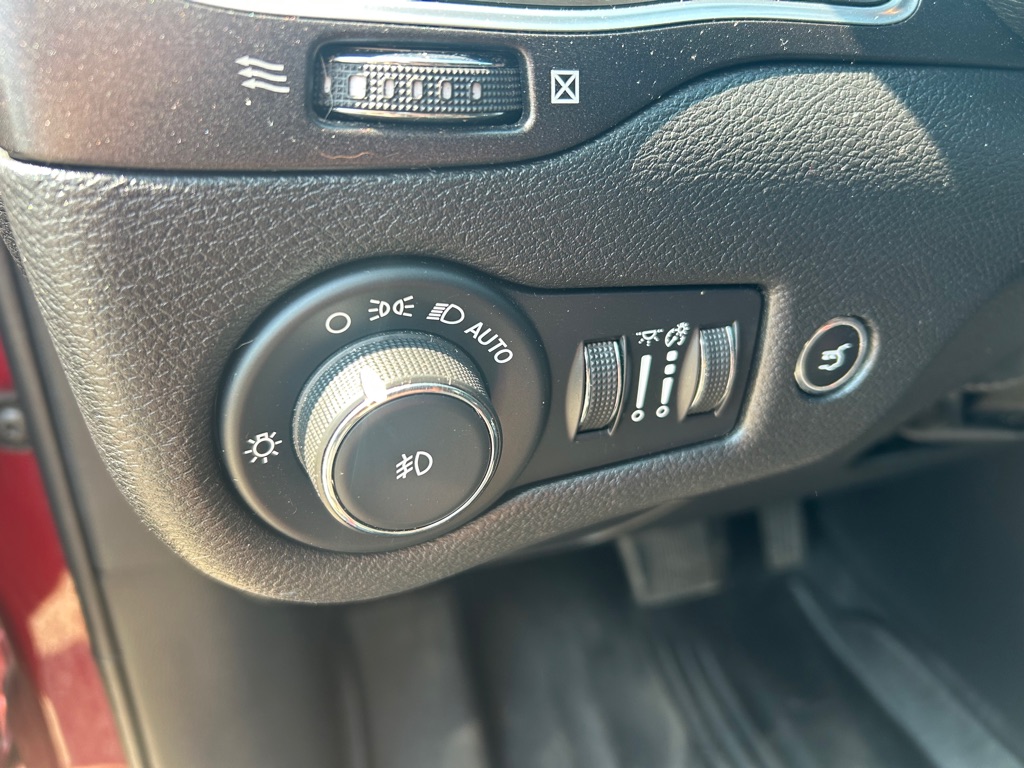 Photo 15 of this JEEP CHEROKEE