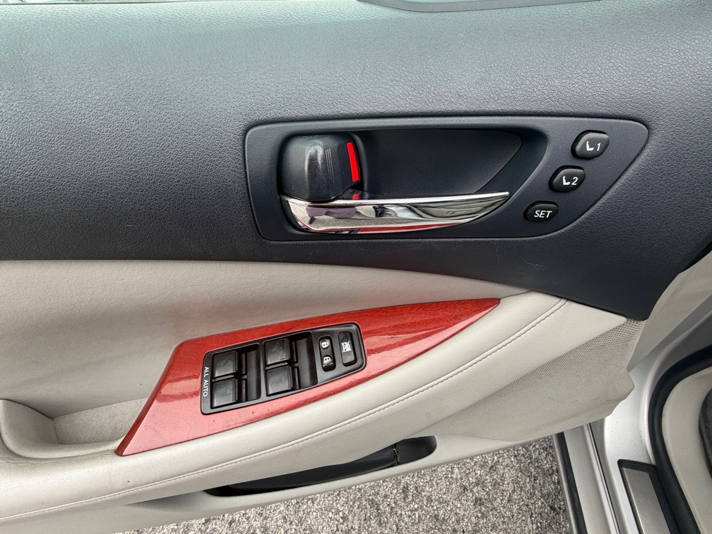 Photo 10 of this LEXUS ES 350