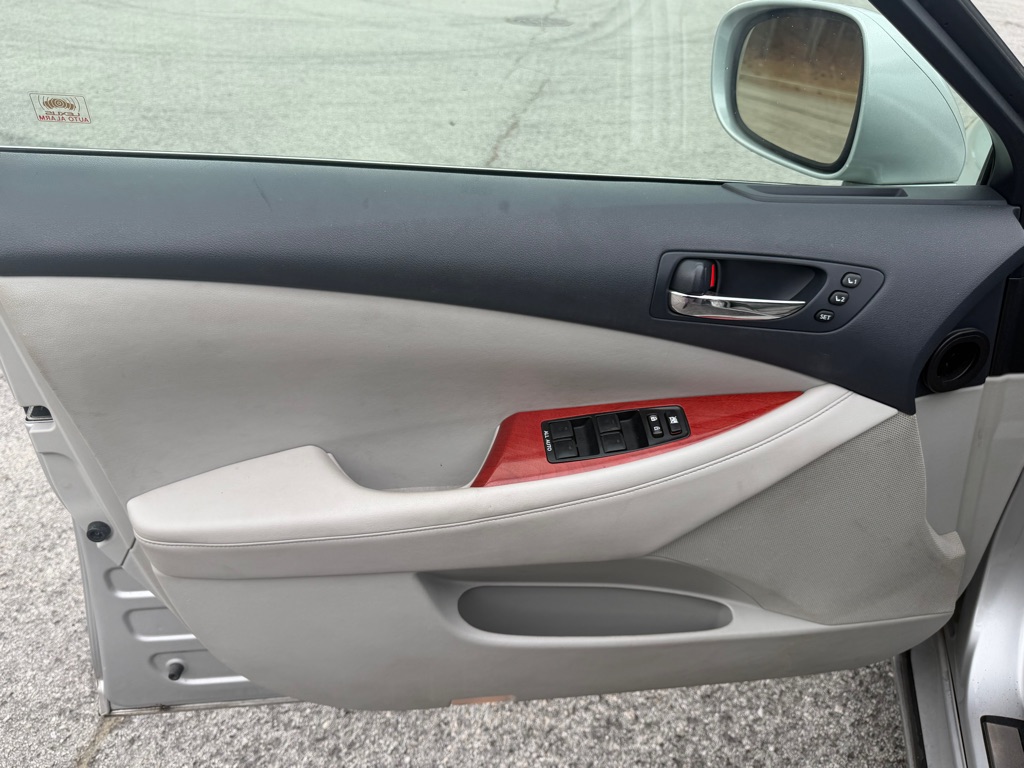 Photo 9 of this LEXUS ES 350