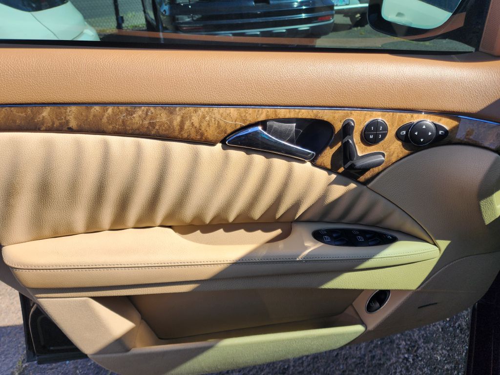 Photo 10 of this MERCEDES-BENZ E-CLASS