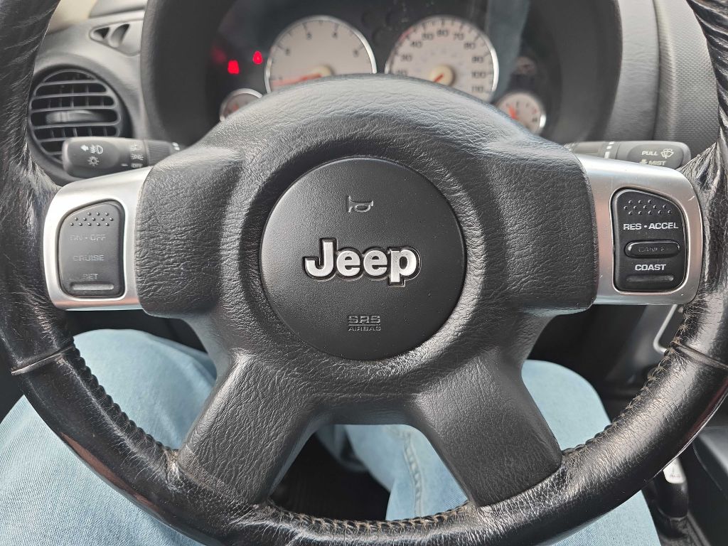 Photo 11 of this JEEP LIBERTY