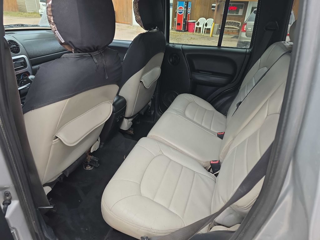Photo 8 of this JEEP LIBERTY