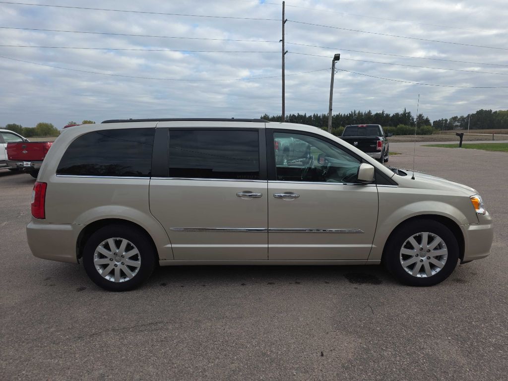 Photo 5 of this CHRYSLER TOWN & COUNTRY