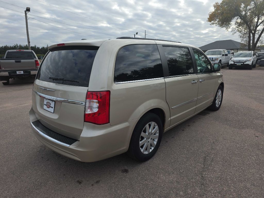 Photo 4 of this CHRYSLER TOWN & COUNTRY