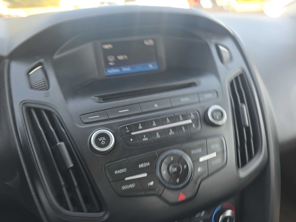 Photo 12 of this FORD FOCUS