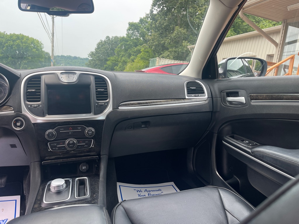 Photo 14 of this CHRYSLER 300