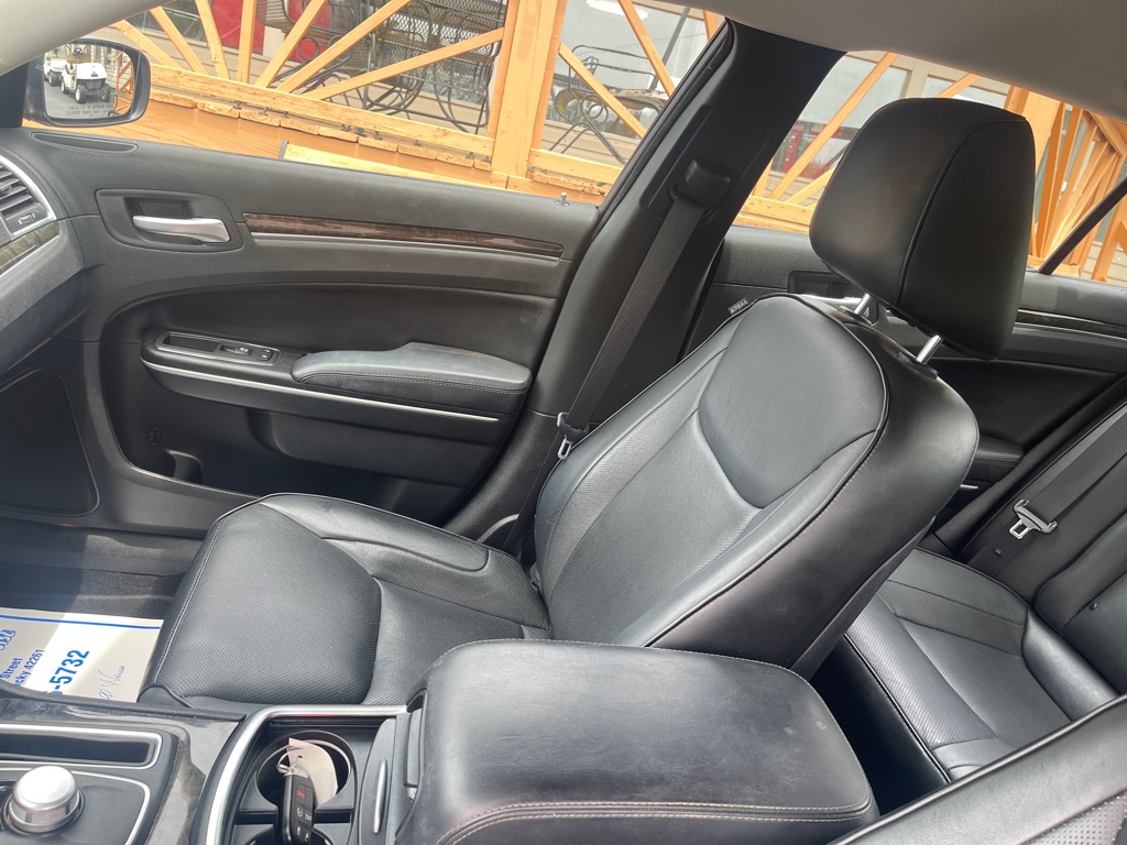 Photo 11 of this CHRYSLER 300