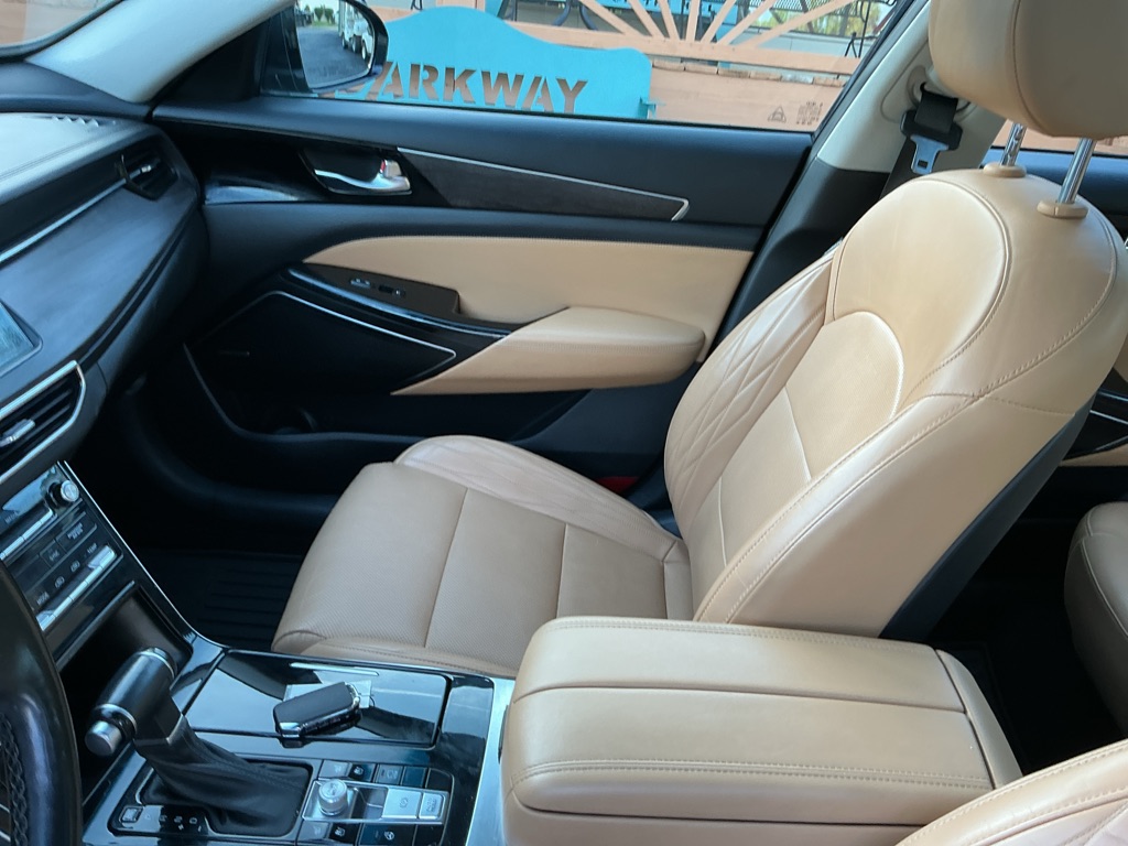 Photo 10 of this KIA CADENZA