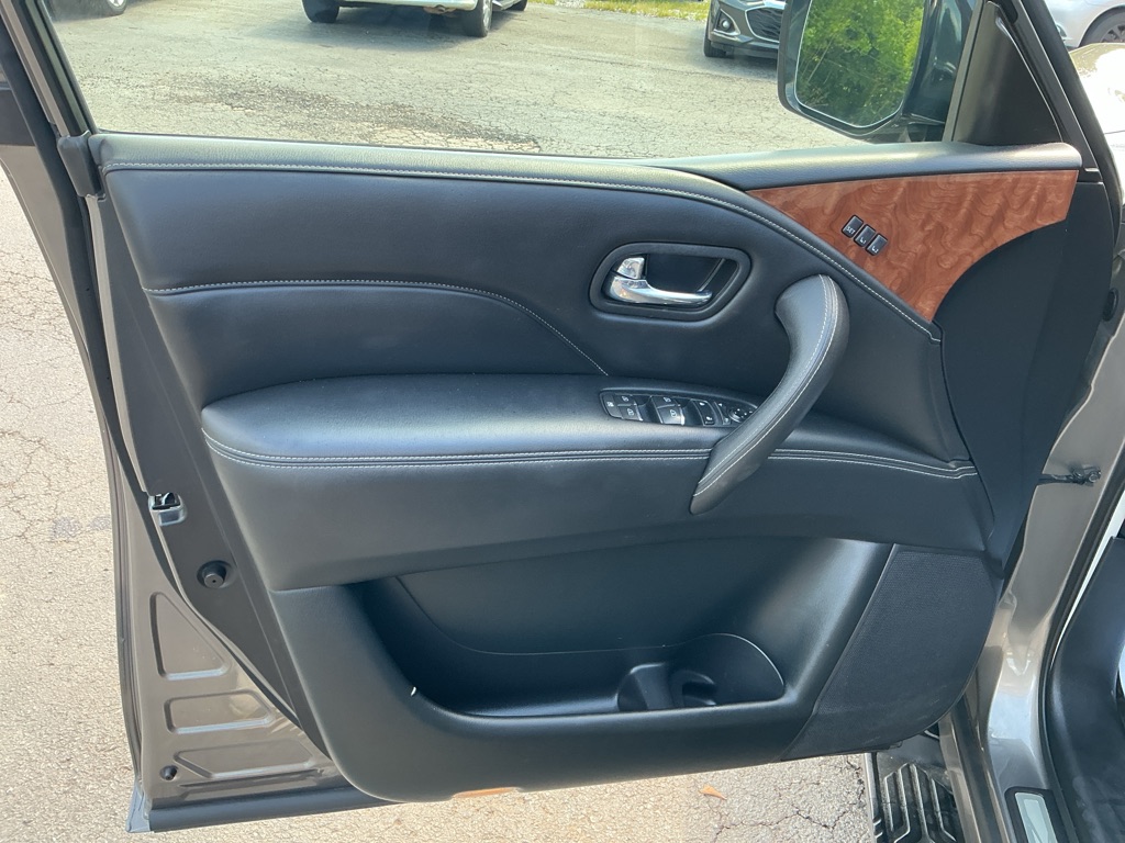 Photo 9 of this INFINITI QX80