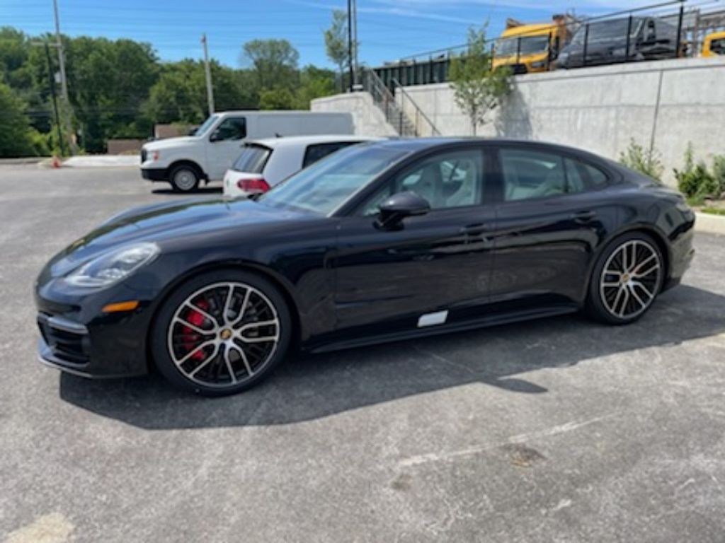 Photo 2 of this PORSCHE PANAMERA