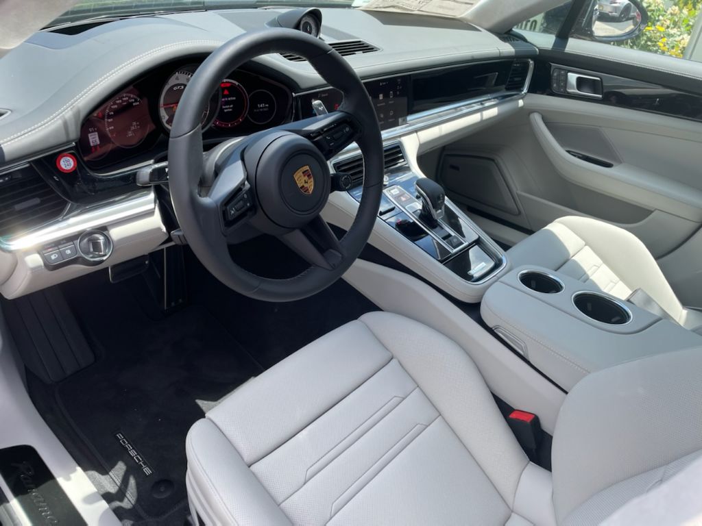 Photo 10 of this PORSCHE PANAMERA