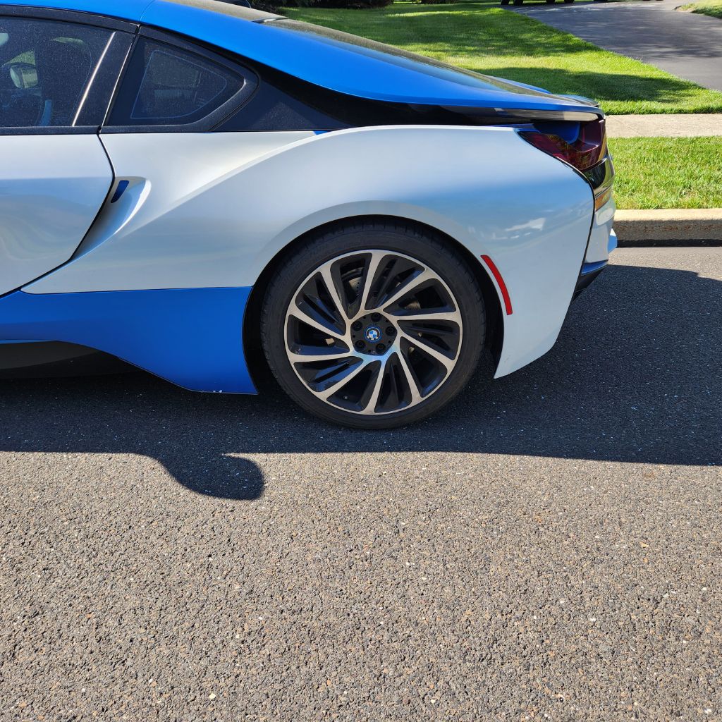 Photo 3 of this BMW I8