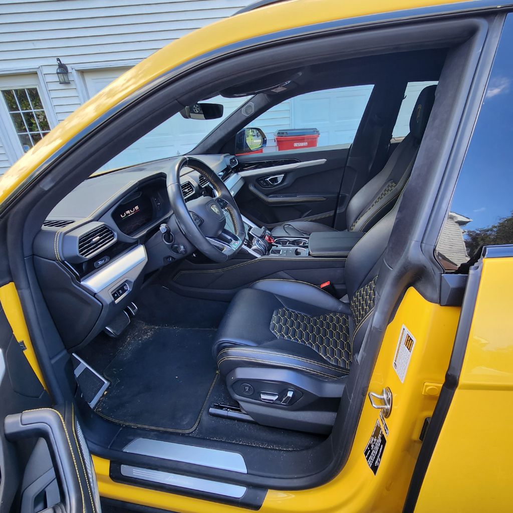 Photo 9 of this LAMBORGHINI URUS