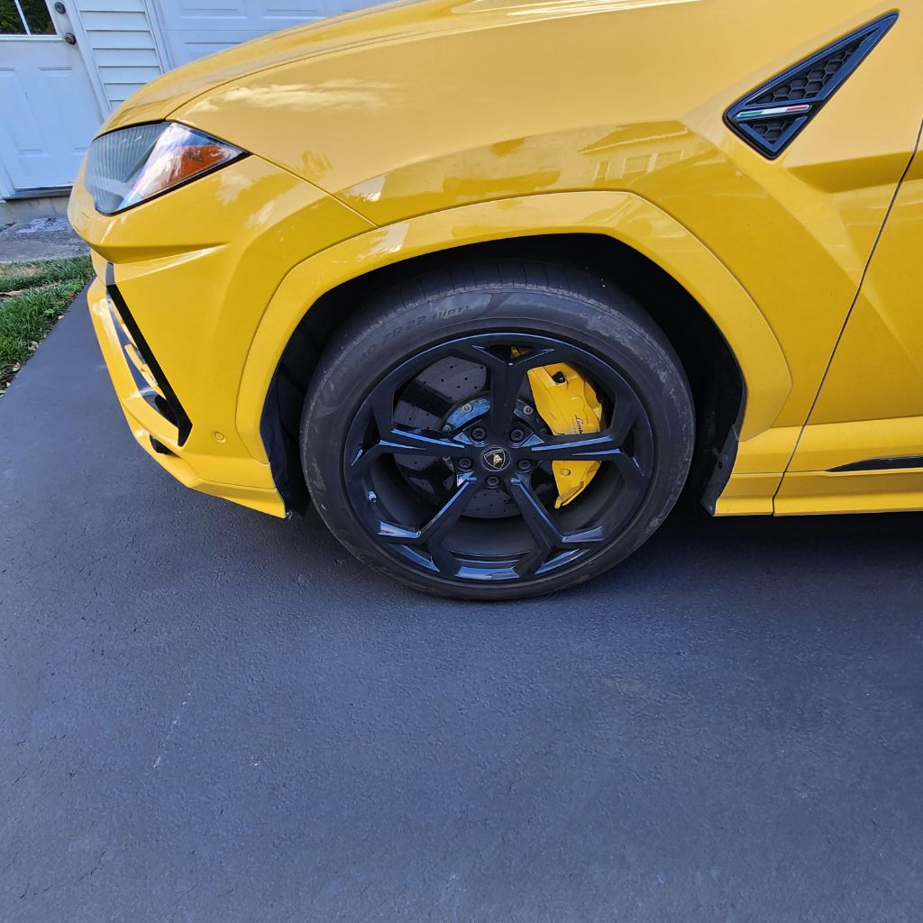 Photo 8 of this LAMBORGHINI URUS