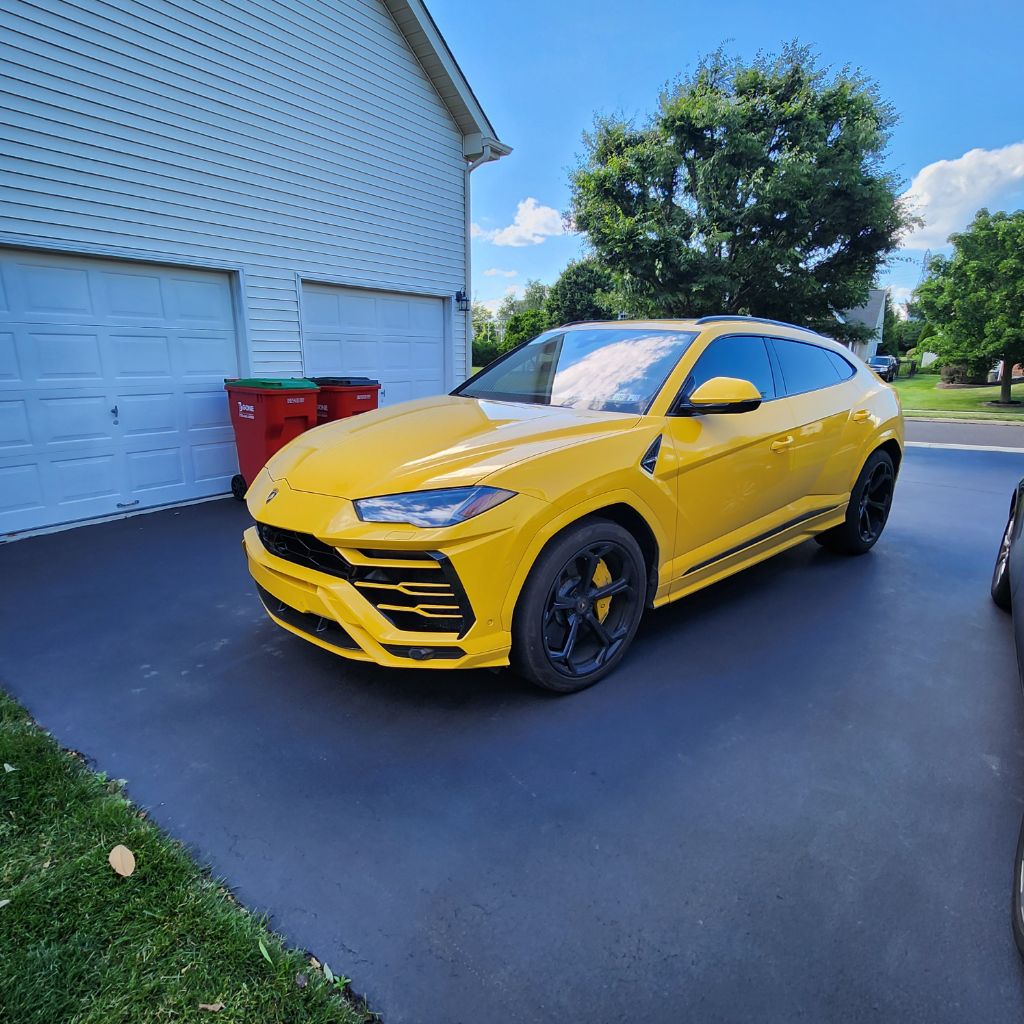 Photo 7 of this LAMBORGHINI URUS