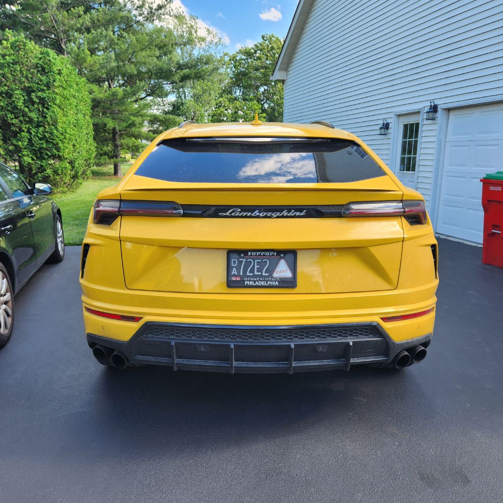 Photo 3 of this LAMBORGHINI URUS