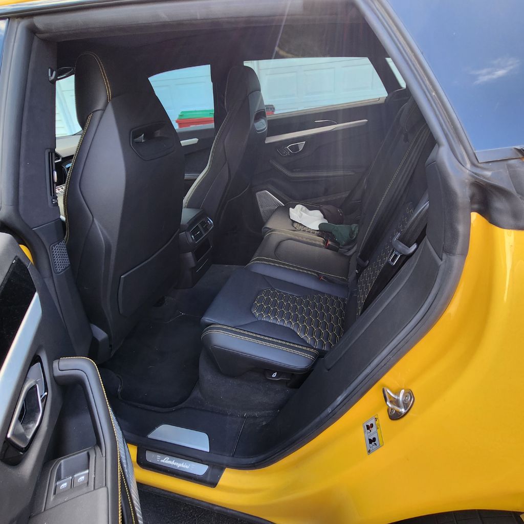 Photo 10 of this LAMBORGHINI URUS