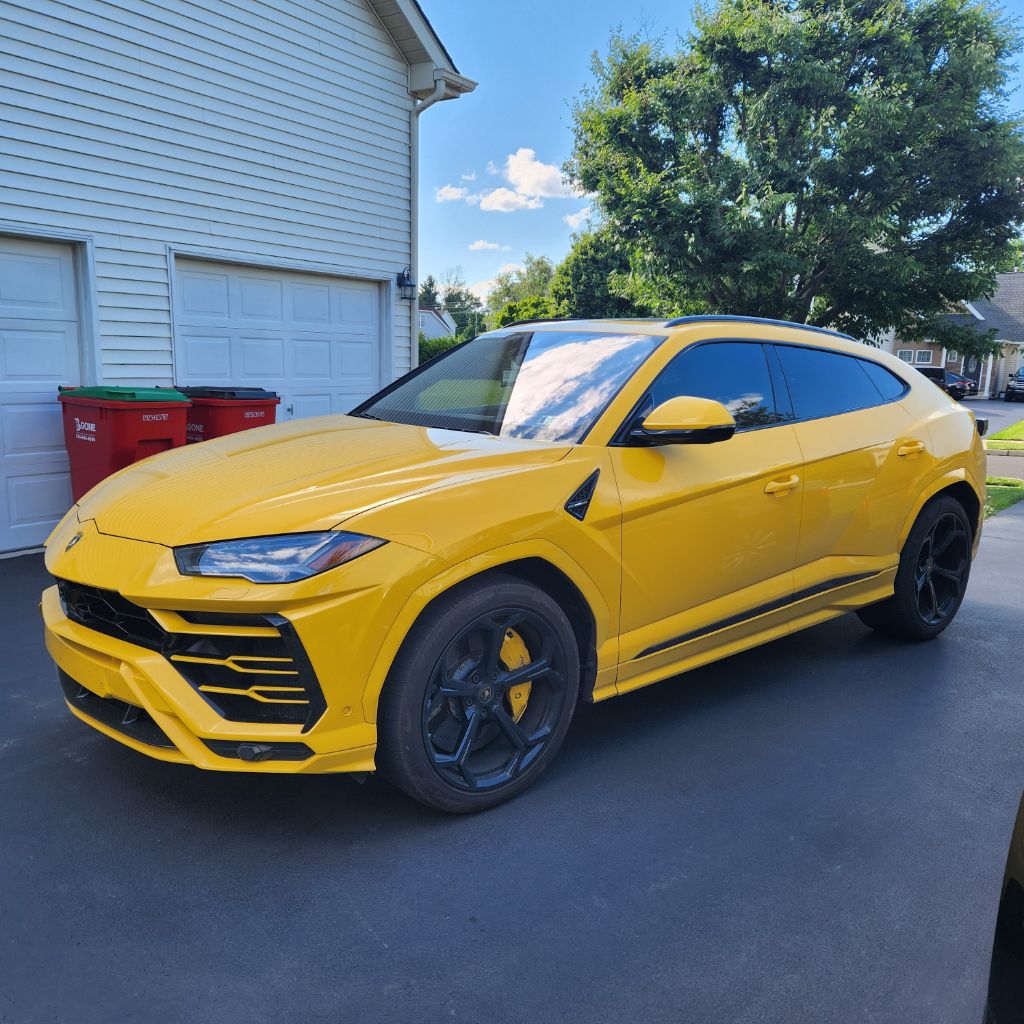 Photo 2 of this LAMBORGHINI URUS