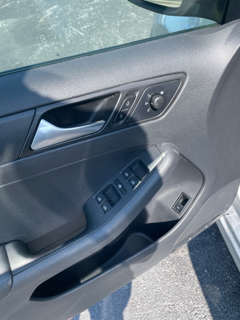 Photo 11 of this VOLKSWAGEN JETTA