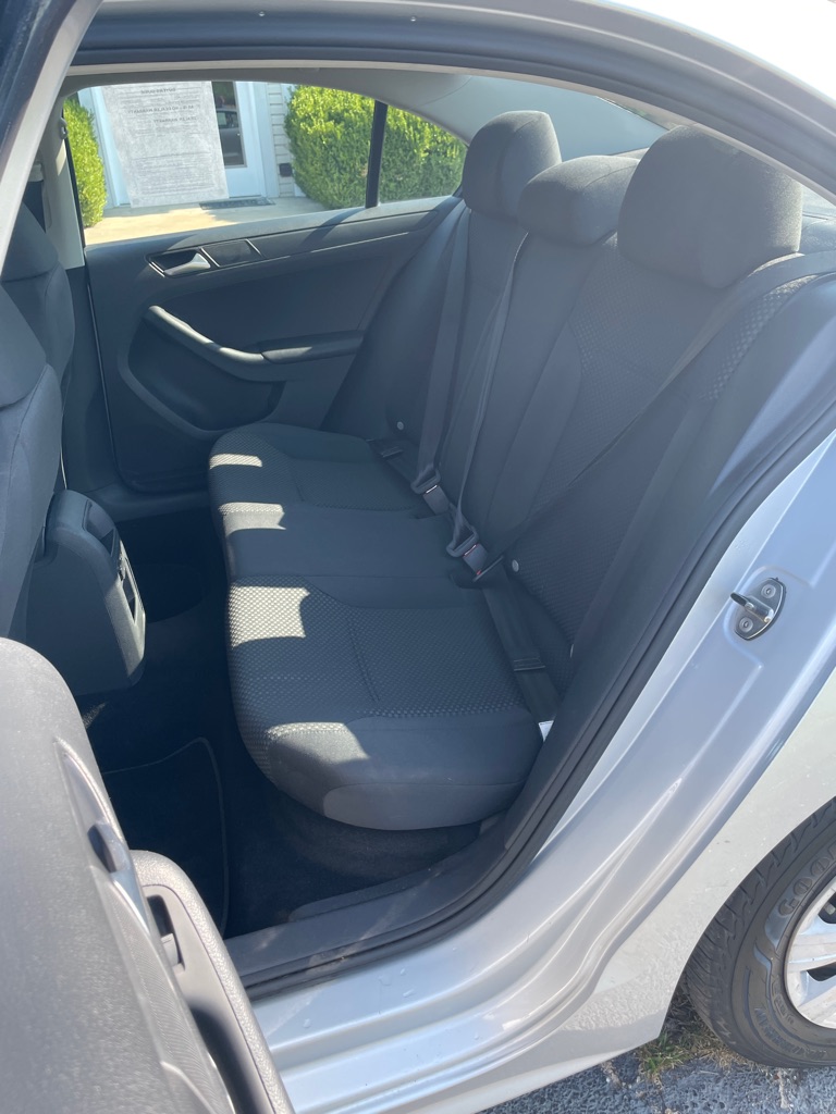 Photo 16 of this VOLKSWAGEN JETTA