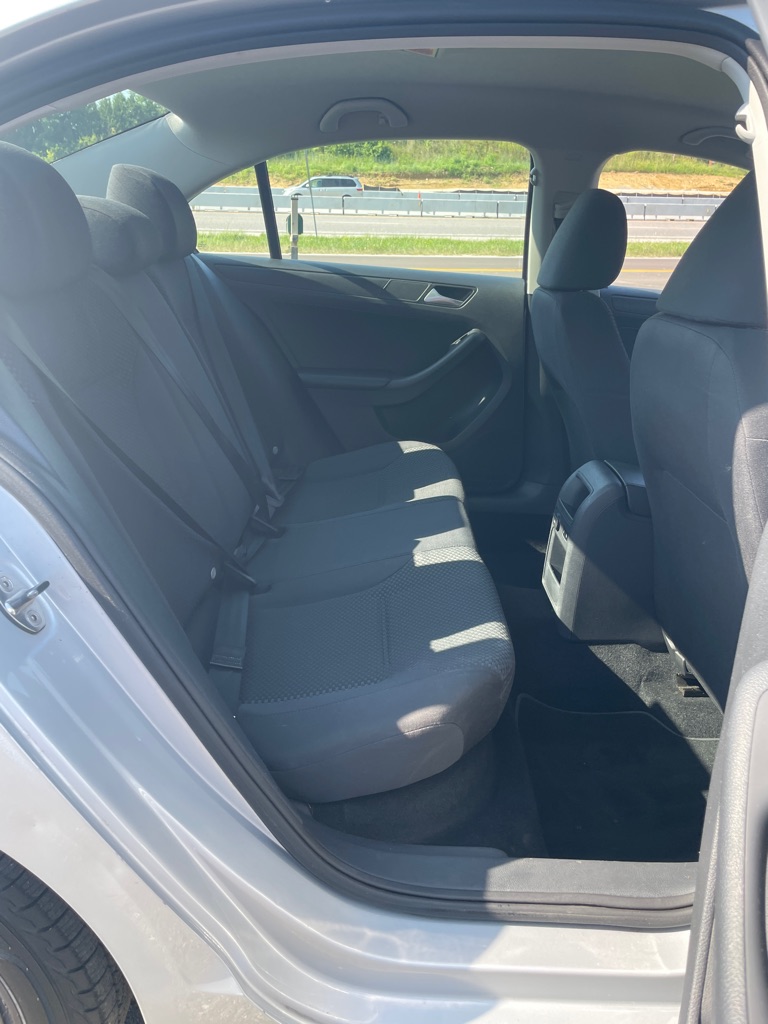 Photo 19 of this VOLKSWAGEN JETTA