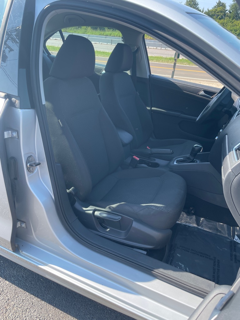 Photo 22 of this VOLKSWAGEN JETTA