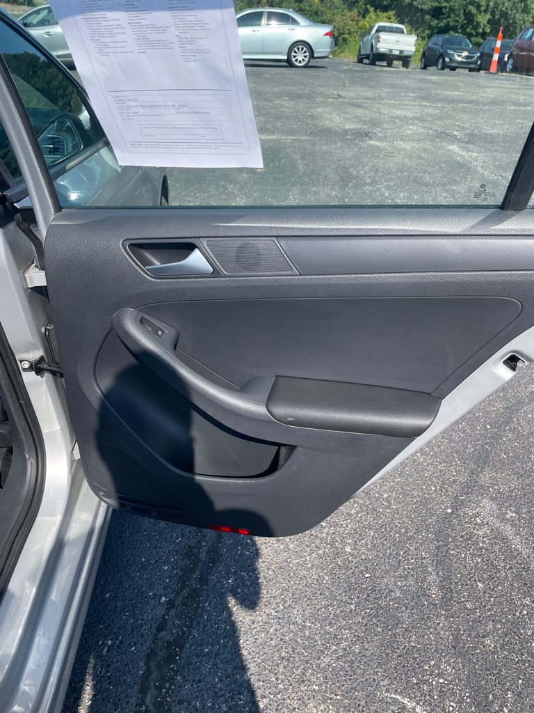 Photo 18 of this VOLKSWAGEN JETTA