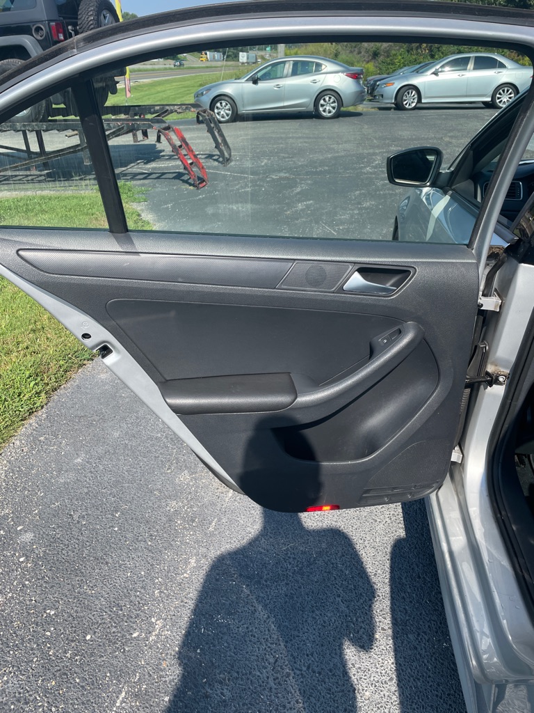 Photo 15 of this VOLKSWAGEN JETTA