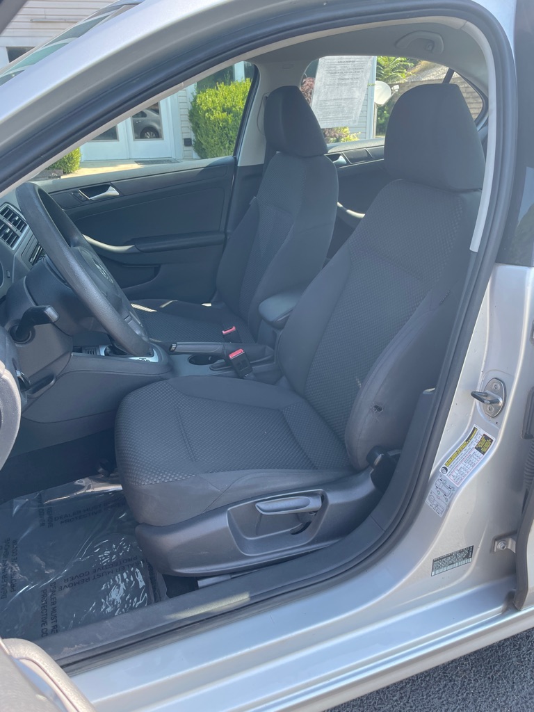 Photo 14 of this VOLKSWAGEN JETTA