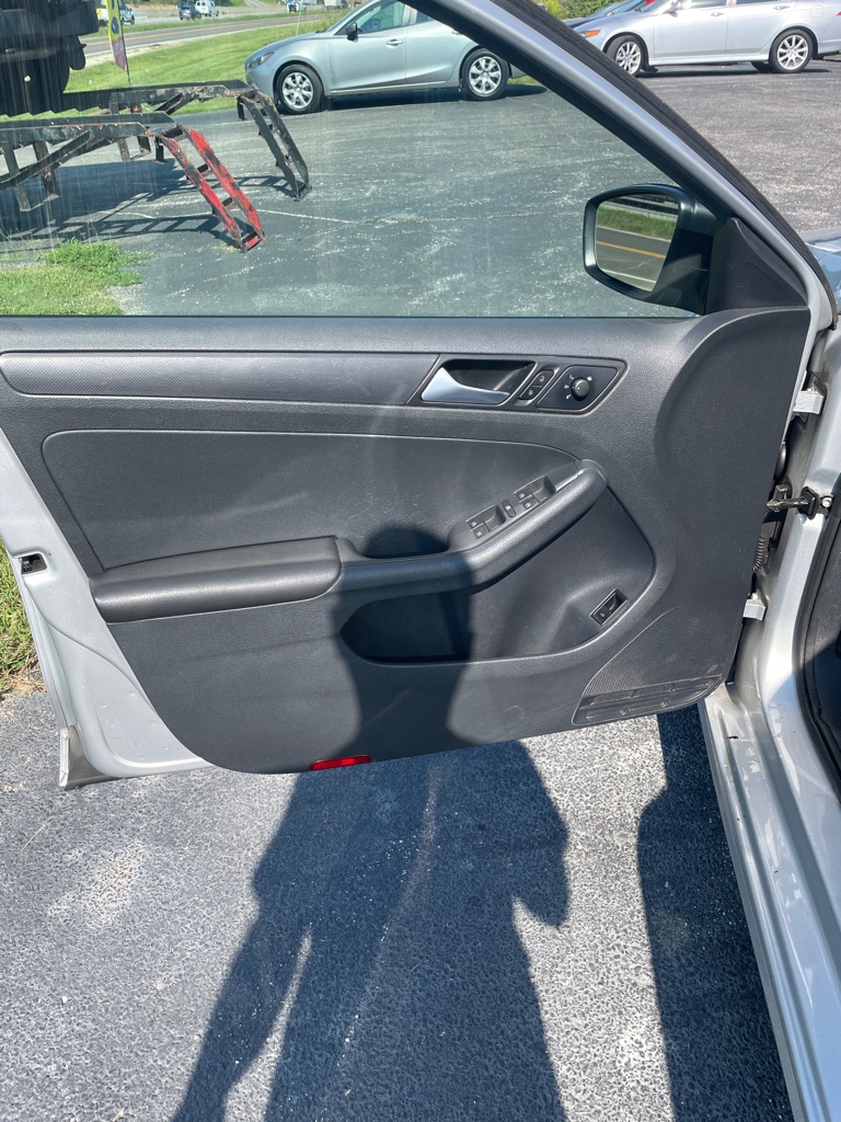 Photo 10 of this VOLKSWAGEN JETTA