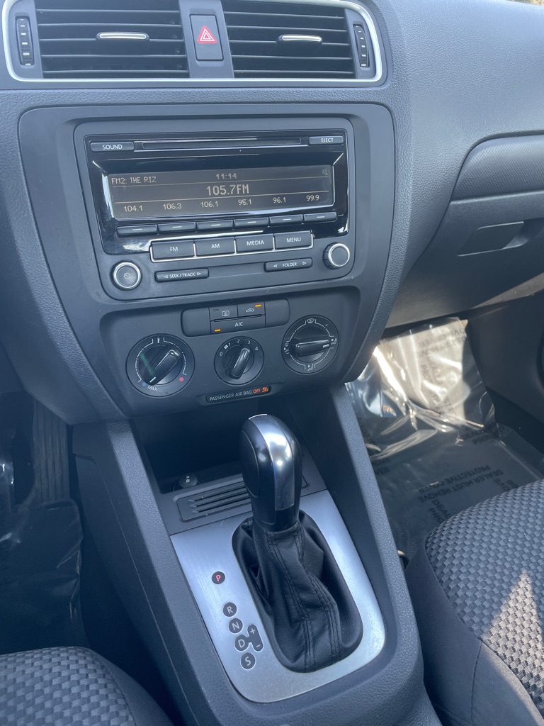Photo 13 of this VOLKSWAGEN JETTA